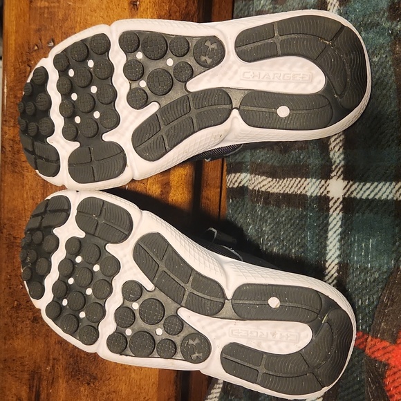 Boys Under Armour sneakers. Size 3Y - Picture 2 of 4